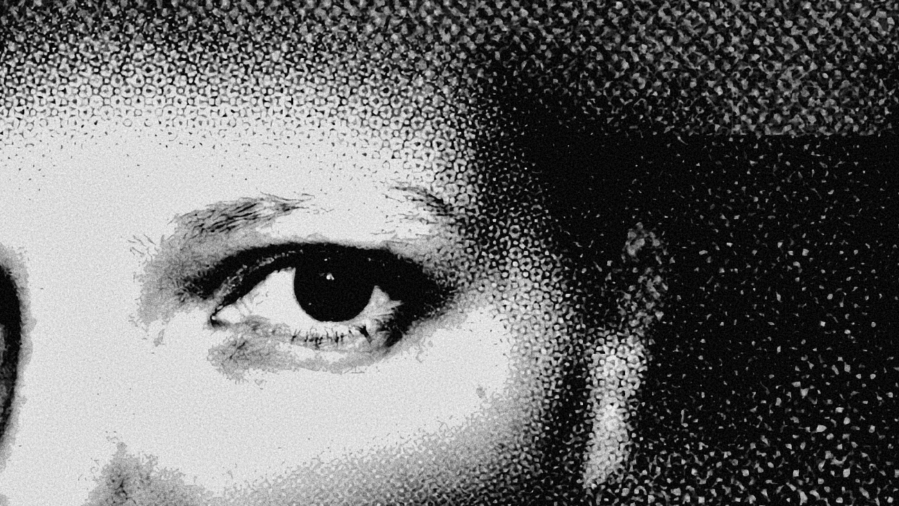 La femme qui tenait un homme en laisse